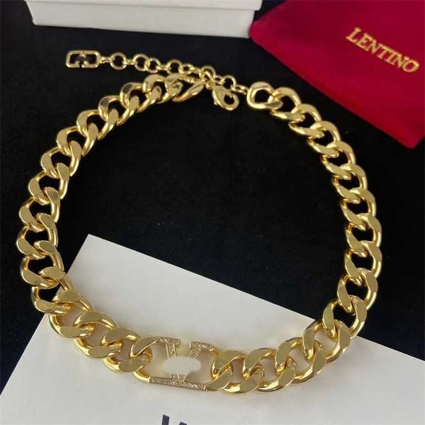 2023 designer new huaxx tianjia twist chain brass material simple temperament high grade collar necklace couple style, Black
2023 designer new huaxx tianjia twist chain brass material simple temperament high grade collar necklace couple style, Black