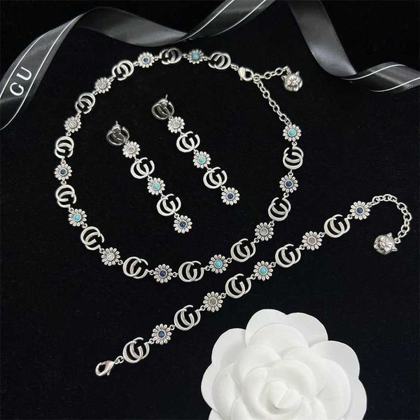 2023 designer new turquoise necklace double g small daisy bracelet tassel earrings silver
2023 designer new turquoise necklace double g small daisy bracelet tassel earrings silver