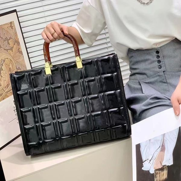 high-end brand handbag single shoulder crossbody bags women's fashion design leather large capacity hard handle portable tote bag luxur
high-end brand handbag single shoulder crossbody bags women's fashion design leather large capacity hard handle portable tote bag luxur