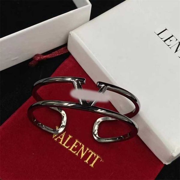 2023 designer huaxx tianjia new large v-letter adjustable jewelry brass material personalized metal texture couple style, Black
2023 designer huaxx tianjia new large v-letter adjustable jewelry brass material personalized metal texture couple style, Black