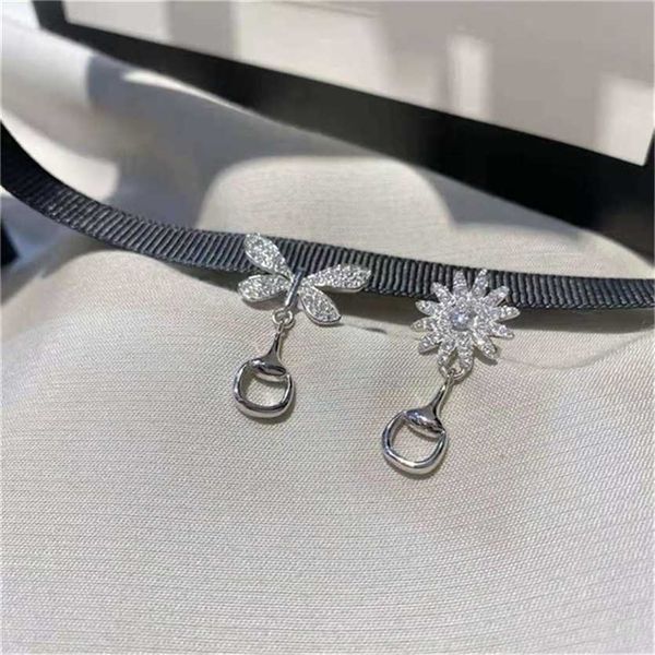 2023 designer new fashion jewelry 925 silver diamond butterfly daisy asymmetric earrings female valentine's day gift, Golden
2023 designer new fashion jewelry 925 silver diamond butterfly daisy asymmetric earrings female valentine's day gift, Golden