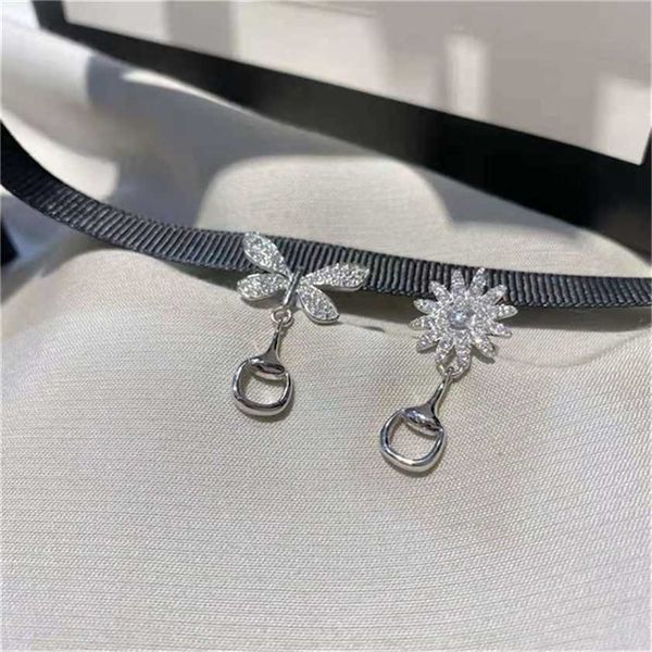 2023 designer new fashion jewelry 925 silver diamond butterfly daisy asymmetric earrings female valentine's day gift, Golden
2023 designer new fashion jewelry 925 silver diamond butterfly daisy asymmetric earrings female valentine's day gift, Golden