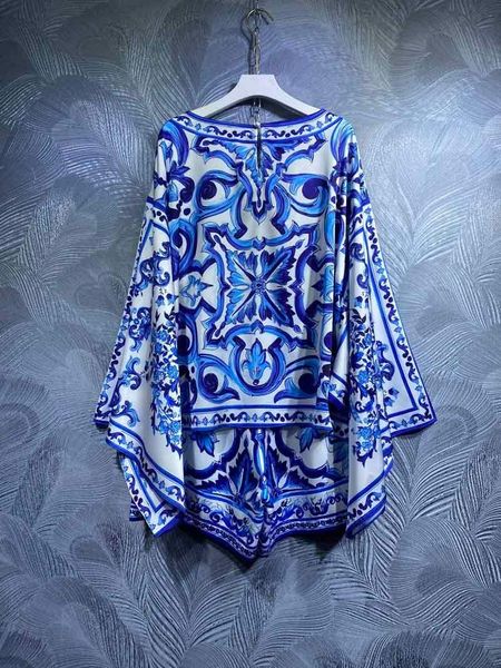 womens two piece pants runway summer women blue and white porcelain printed shorts set batwing sleeve loose blouses 2 pieces b107 230317
womens two piece pants runway summer women blue and white porcelain printed shorts set batwing sleeve loose blouses 2 pieces b107 230317