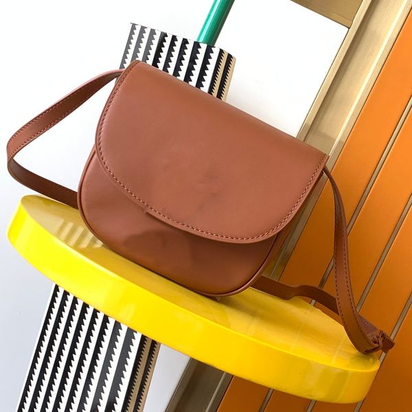 shoulder bag, the body outline is simple, three-dimensional, the small, round look is retro and cutethe whole gives a person a classic elega
shoulder bag, the body outline is simple, three-dimensional, the small, round look is retro and cutethe whole gives a person a classic elega