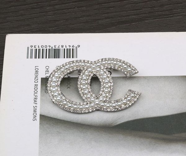 luxury women designer brand double letter brooches 18k gold plated inlay white crystal rhinestone scarf jewelry brooch pearl pin c8841773, Gray
luxury women designer brand double letter brooches 18k gold plated inlay white crystal rhinestone scarf jewelry brooch pearl pin c8841773, Gray