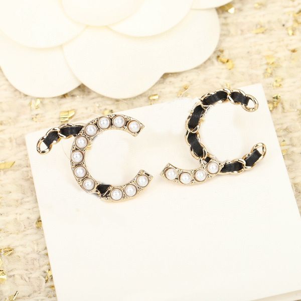 2023 luxury quality charm stud earring with nature shell and black genuine leather in 18k gold plated have box stamp ps7624a, Golden
2023 luxury quality charm stud earring with nature shell and black genuine leather in 18k gold plated have box stamp ps7624a, Golden