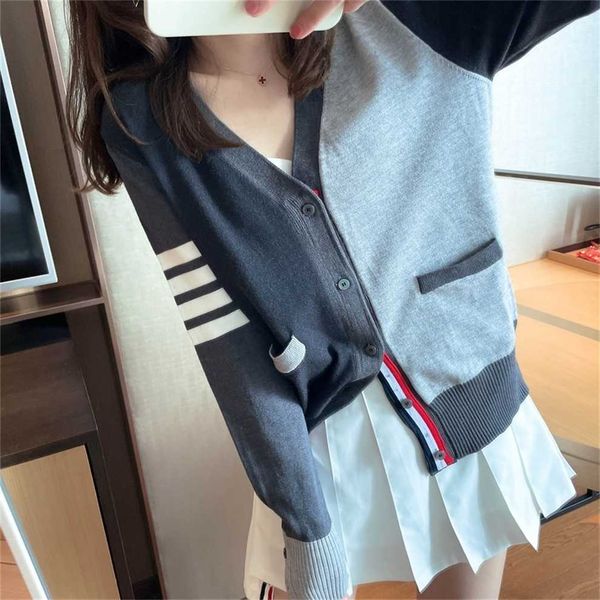 80% off factory outlet online early autumn new four pole grey color matching knitted cardigan sweater with short waist for men and women, White;black
80% off factory outlet online early autumn new four pole grey color matching knitted cardigan sweater with short waist for men and women, White;black