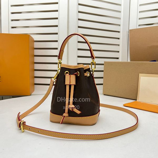 multi- function luxury co-branded 0ld flower shoulder bags bucket bag with two detachable straps lady casual cross-body bag, Black;red
multi- function luxury co-branded 0ld flower shoulder bags bucket bag with two detachable straps lady casual cross-body bag, Black;red