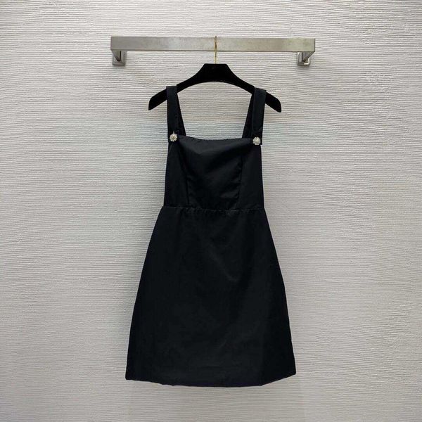 women brand dresses style in early spring is simple fashionable with diamond inlay triangle decoration side zipper a-line back strap black b, Black;gray
women brand dresses style in early spring is simple fashionable with diamond inlay triangle decoration side zipper a-line back strap black b, Black;gray