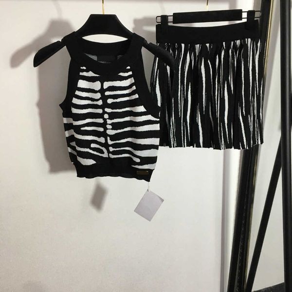 23ss brand designer women knitted suit zebra print hanging neck knitted vest pleated short skirt set womens clothing, Black;gray
23ss brand designer women knitted suit zebra print hanging neck knitted vest pleated short skirt set womens clothing, Black;gray
