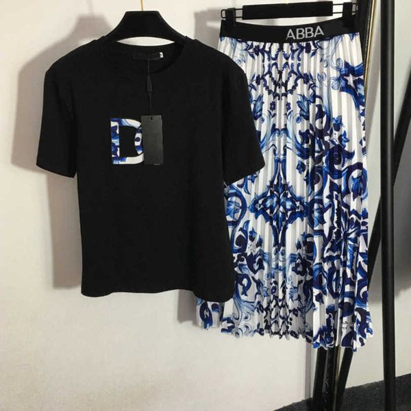23ss designer brand women t-shirt skirt set embroidered letter short sleeve blue and white porcelain printed high-waisted pleated half skirt
23ss designer brand women t-shirt skirt set embroidered letter short sleeve blue and white porcelain printed high-waisted pleated half skirt