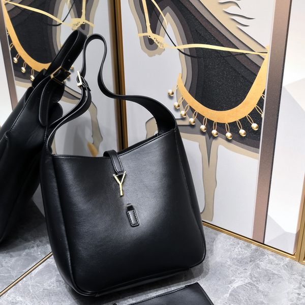 the tote bag women shopping bag luxury crossbody bag shoulder bags retro soft and delicate outline simple three dimensional concave modeling
the tote bag women shopping bag luxury crossbody bag shoulder bags retro soft and delicate outline simple three dimensional concave modeling
