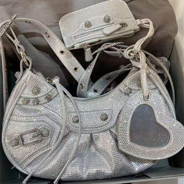 le cagole designer bags women's motorcycle half moon pochette bag men bag diamond purse luxury tote handbag clutch summer travel cross
le cagole designer bags women's motorcycle half moon pochette bag men bag diamond purse luxury tote handbag clutch summer travel cross