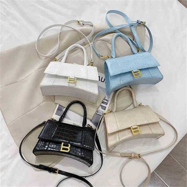 handbag 2023 new bag women's spring hand hands patent leather shoulder letter messenger
handbag 2023 new bag women's spring hand hands patent leather shoulder letter messenger