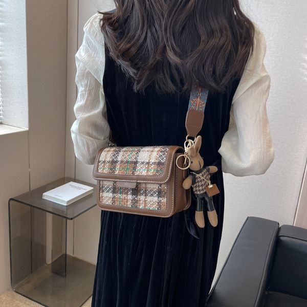 evening bags this year's early spring small square bag 2023 fashion wide shoulder strap diagonal plaid knitted 230317
evening bags this year's early spring small square bag 2023 fashion wide shoulder strap diagonal plaid knitted 230317