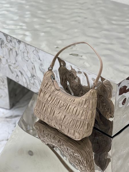 shoulder vintage mini handbag '80s and' 90s magic chic and versatile and lightweight, hand to shoulder switch at any time
shoulder vintage mini handbag '80s and' 90s magic chic and versatile and lightweight, hand to shoulder switch at any time