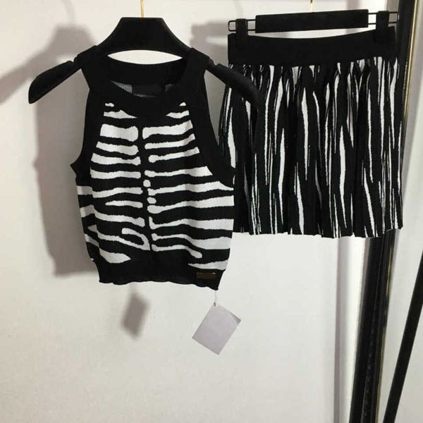23ss brand designer women knitted suit zebra print hanging neck knitted vest pleated short skirt set womens clothing a1, Black;gray
23ss brand designer women knitted suit zebra print hanging neck knitted vest pleated short skirt set womens clothing a1, Black;gray