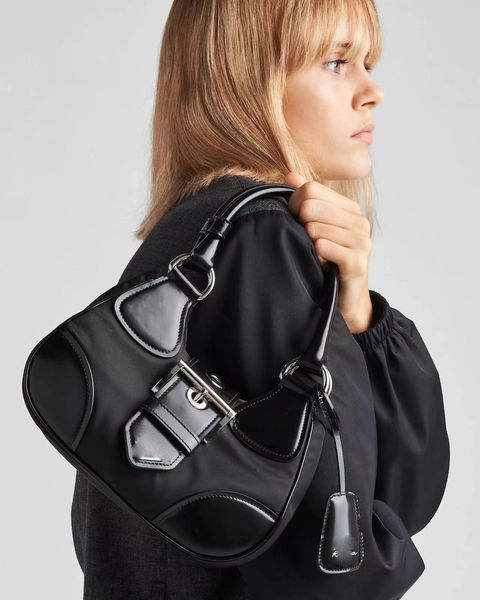 moon re-nylon and leather bag luxury designer new spliced nylon shoulder portable diagonal bag inverted triangle logo magnetic buckle strap
moon re-nylon and leather bag luxury designer new spliced nylon shoulder portable diagonal bag inverted triangle logo magnetic buckle strap