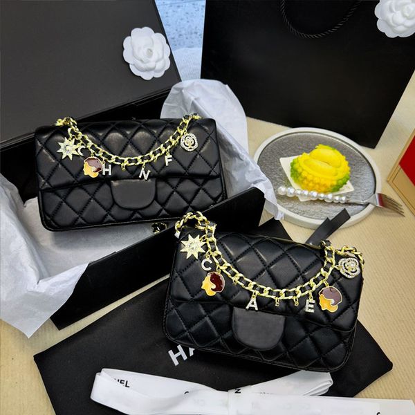 23ss womens classic flap bags quilted designer bag gold metal hardware with gold diamonds letters coin charm matelasse chain crossbody shoul
23ss womens classic flap bags quilted designer bag gold metal hardware with gold diamonds letters coin charm matelasse chain crossbody shoul