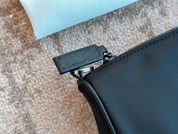 2023 new brand name single shoulder bag men's shoulder bag high version three-piece set design super convenient and comfortable
2023 new brand name single shoulder bag men's shoulder bag high version three-piece set design super convenient and comfortable