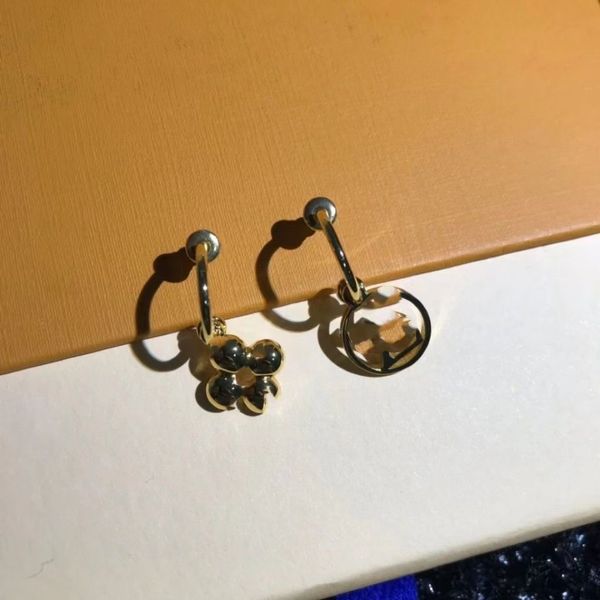 brand classic designer small letter stud earring 18k gold v fishion studs earrings women men wedding party jewelry love gift with box, Golden;silver
brand classic designer small letter stud earring 18k gold v fishion studs earrings women men wedding party jewelry love gift with box, Golden;silver