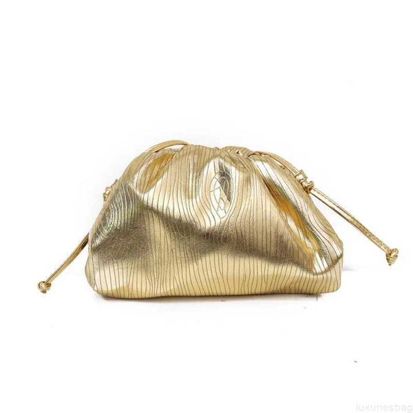 botega venates jodie mini teen intrecciato pouch women's gold cloud large and small woven dumplings hand single shoulder diagonal women
botega venates jodie mini teen intrecciato pouch women's gold cloud large and small woven dumplings hand single shoulder diagonal women