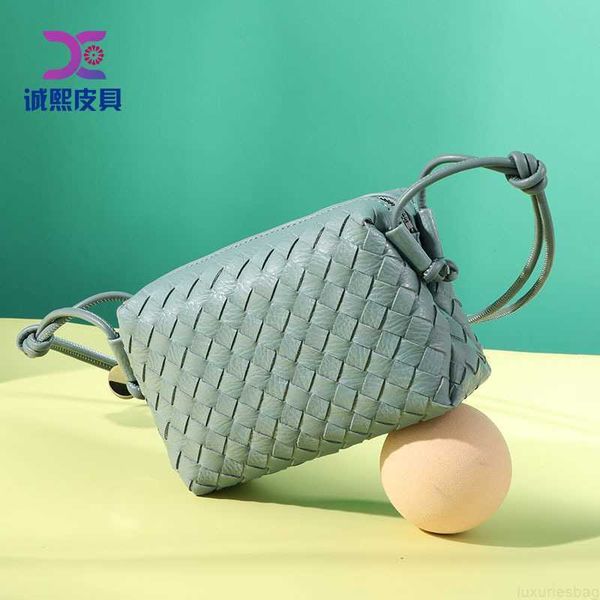 botega venates jodie mini teen intrecciato pouch summer makaron handwoven women's simple solid color fashion versatile crossbody small
botega venates jodie mini teen intrecciato pouch summer makaron handwoven women's simple solid color fashion versatile crossbody small