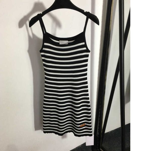 23ss brand designer women dress contrasting color striped knitted suspender dresses hem leather logo womens clothing a1, Black;gray
23ss brand designer women dress contrasting color striped knitted suspender dresses hem leather logo womens clothing a1, Black;gray