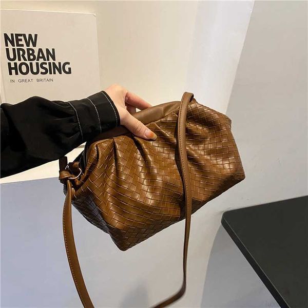 botega venates jodie mini teen intrecciato pouch cloud women's woven clip versatile one shoulder oblique span dumpling bag same fashion
botega venates jodie mini teen intrecciato pouch cloud women's woven clip versatile one shoulder oblique span dumpling bag same fashion