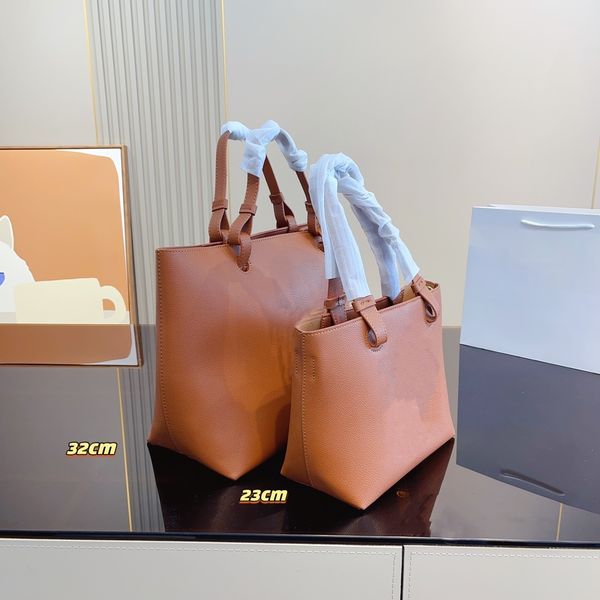 commuter tote bag the overall feel of this model is simple and generous, a bit retro and sophisticated, but also good for commuting
commuter tote bag the overall feel of this model is simple and generous, a bit retro and sophisticated, but also good for commuting