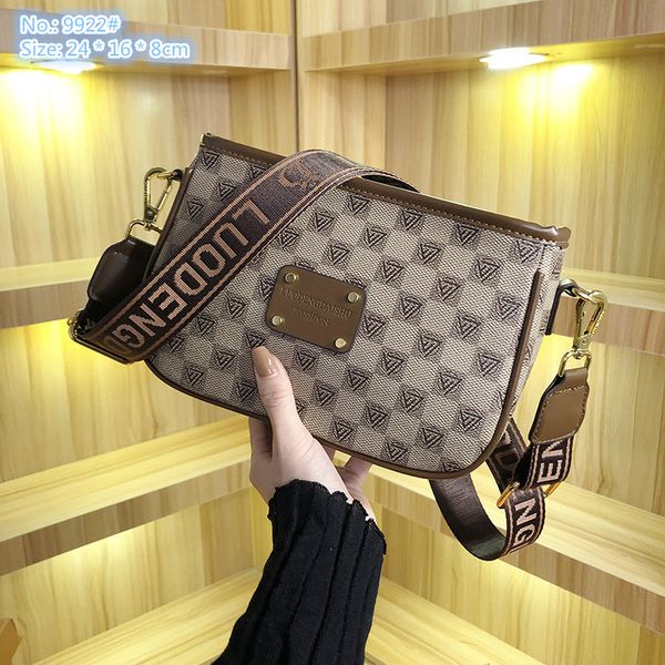wholesale ladies shoulder bag 2 colors simple and versatile contrast retro backpack street popular plaid handbag lightweight wear-resistant
wholesale ladies shoulder bag 2 colors simple and versatile contrast retro backpack street popular plaid handbag lightweight wear-resistant
