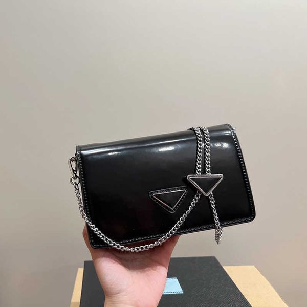 chain triangle shoulder bag womens designer bag simple vintage leather messenger bags 4 colors design handbag lady purse 230324
chain triangle shoulder bag womens designer bag simple vintage leather messenger bags 4 colors design handbag lady purse 230324