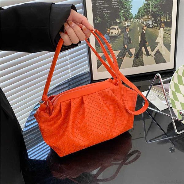 botega venates jodie mini teen intrecciato pouch fashionable simple pleated knitted clip cloud with small texture and foreign style versatil
botega venates jodie mini teen intrecciato pouch fashionable simple pleated knitted clip cloud with small texture and foreign style versatil