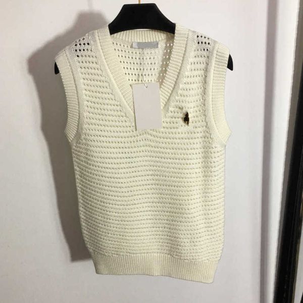 23ss brand designer women vest rabbit brooch hollowed out knitted v-neck vest sweater elastic force bottoming shirt womens clothes a1, White
23ss brand designer women vest rabbit brooch hollowed out knitted v-neck vest sweater elastic force bottoming shirt womens clothes a1, White