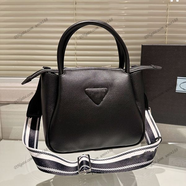 23ss designers women leather totes bags handbag shouder crossbody triangular badge shopping bag luxurys messenger ladies travel handbags pou
23ss designers women leather totes bags handbag shouder crossbody triangular badge shopping bag luxurys messenger ladies travel handbags pou