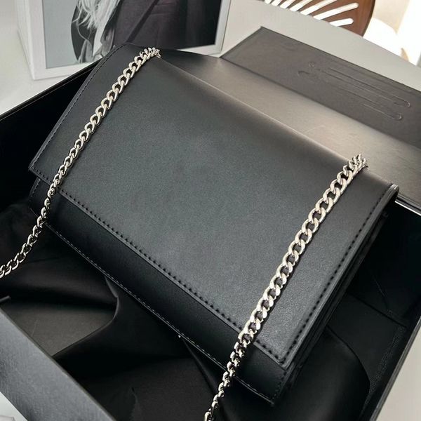 fashion messenger bag casual women's bag silver logo chain design classic style crossbody bag
fashion messenger bag casual women's bag silver logo chain design classic style crossbody bag