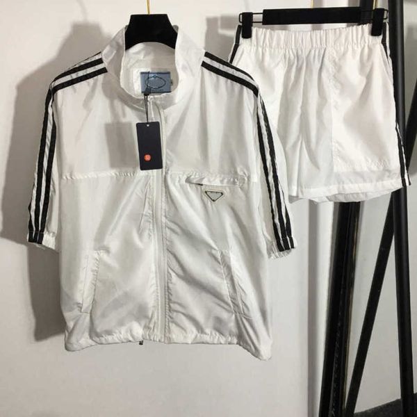 23ss women brand designer co-branded sports suit chest letter zipper pocket striped shoulder short sleeve sunscreen trench coat casual short, Gray
23ss women brand designer co-branded sports suit chest letter zipper pocket striped shoulder short sleeve sunscreen trench coat casual short, Gray