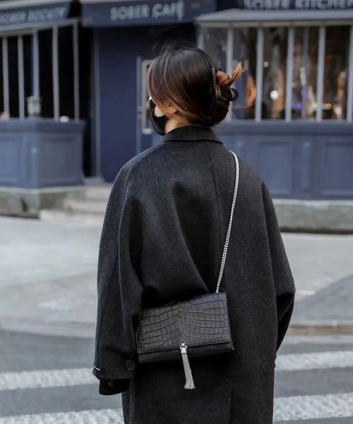 designer bag button crocodile grain gold silver envelope bag chain tassel bag shoulder worn handbag fashion leather handbag
designer bag button crocodile grain gold silver envelope bag chain tassel bag shoulder worn handbag fashion leather handbag