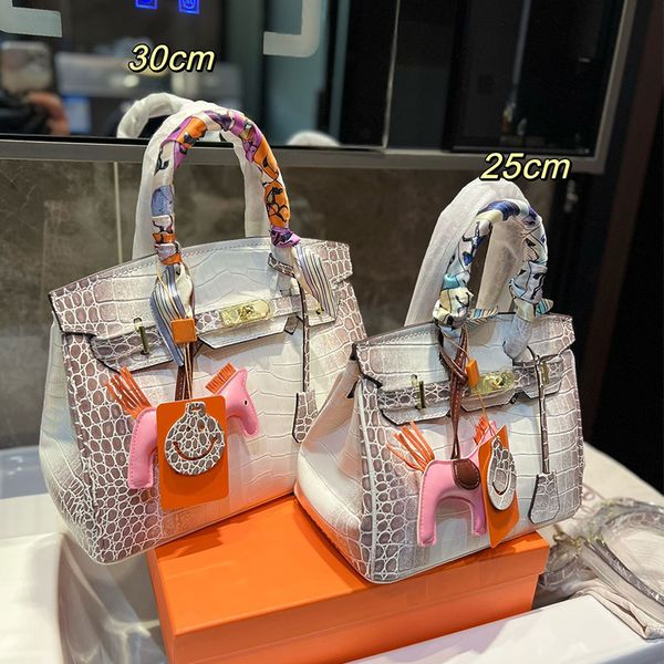 alligator tote bag large handbag women shoulder bags shopping crocodile leather gold stamped lock fashion letter 25/30cm handbags horse gift
alligator tote bag large handbag women shoulder bags shopping crocodile leather gold stamped lock fashion letter 25/30cm handbags horse gift