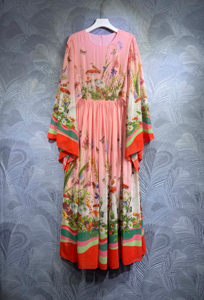 2023 spring style floral dress,small round neck flared sleeves with overall printed hem and symmetrical pleats, Black;gray
2023 spring style floral dress,small round neck flared sleeves with overall printed hem and symmetrical pleats, Black;gray