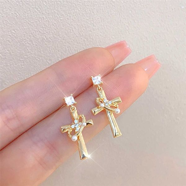 charm 2023 new design sense niche cross zircon exquisite pearl surround three-dimensional personality daily earring trend street style g2303, Golden
charm 2023 new design sense niche cross zircon exquisite pearl surround three-dimensional personality daily earring trend street style g2303, Golden