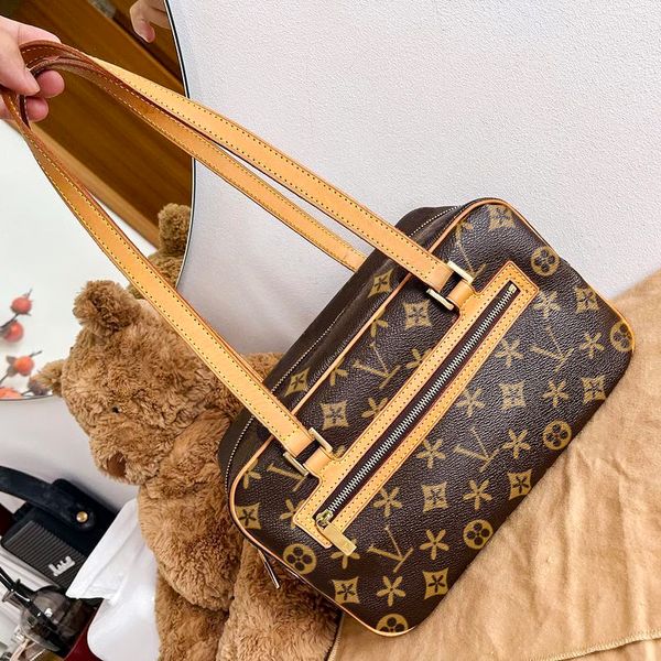louiseity luxurys designers cite m46321 women men man shoulder bags totes clutch cross body handbags viutonity genuine leather pochette purs
louiseity luxurys designers cite m46321 women men man shoulder bags totes clutch cross body handbags viutonity genuine leather pochette purs