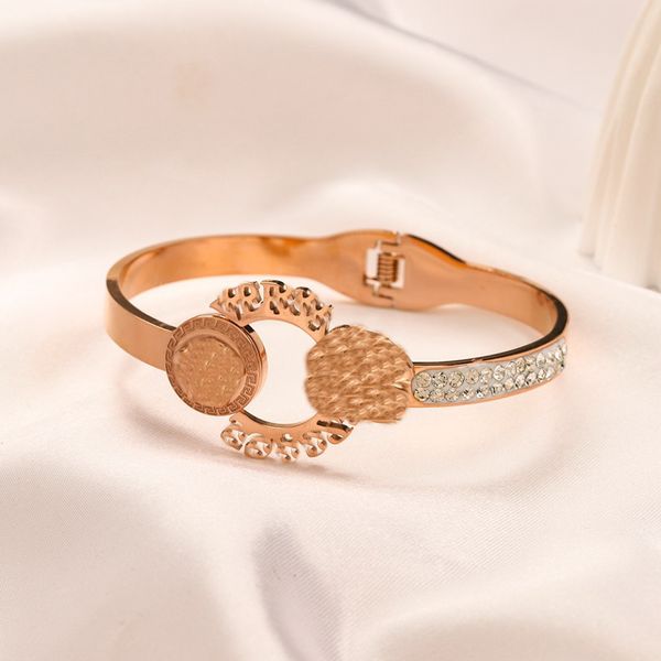 2023 classical designer bangles initial v letter open bracelet banshee medusa head titanium steel clasp bangle birthday festive engagement g, Black
2023 classical designer bangles initial v letter open bracelet banshee medusa head titanium steel clasp bangle birthday festive engagement g, Black