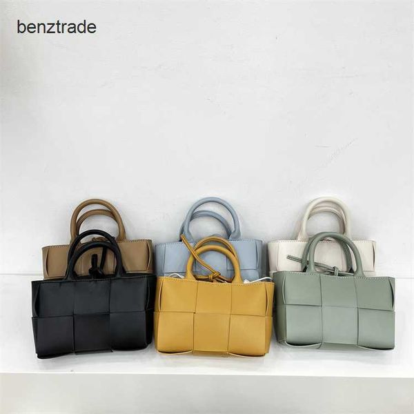 bottegs venets arco famous handbag yahe versatile korean style fashion texture knitting casual handheld small square bag spring/summer 2023
bottegs venets arco famous handbag yahe versatile korean style fashion texture knitting casual handheld small square bag spring/summer 2023