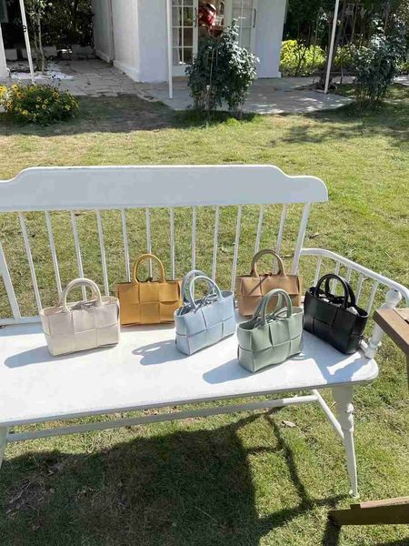 bottegs venets arco famous handbag korean personalized 2023 new women s handbag handwoven cabbage basket checker shoulder bag
bottegs venets arco famous handbag korean personalized 2023 new women s handbag handwoven cabbage basket checker shoulder bag