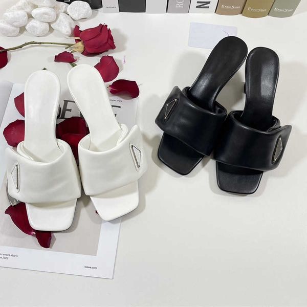 2023 pillow padded slippers classic metal triangle buckle embellished lined soft sheepskin sandals mule black white high-heeled shoes design
2023 pillow padded slippers classic metal triangle buckle embellished lined soft sheepskin sandals mule black white high-heeled shoes design