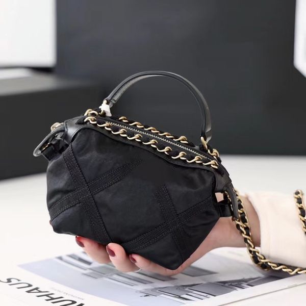fashion carry hand shoulder bag c designer bag exquisite elegant advanced materials high-quality hardware professional handicraft production
fashion carry hand shoulder bag c designer bag exquisite elegant advanced materials high-quality hardware professional handicraft production