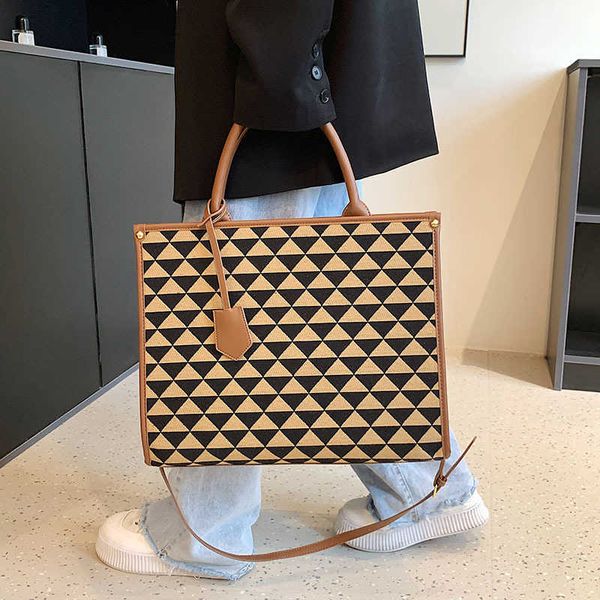 large capacity bag women's new fashion triangle pattern one shoulder crossbody bag leisure commuter tote bag
large capacity bag women's new fashion triangle pattern one shoulder crossbody bag leisure commuter tote bag