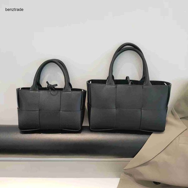 bottegs venets arco famous handbag 2023 small new bag genuine leather tote high capacity knitted mother and child handheld crossbody women s
bottegs venets arco famous handbag 2023 small new bag genuine leather tote high capacity knitted mother and child handheld crossbody women s