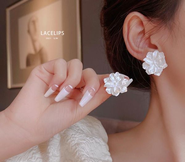 fashion new popular earrings classic style white flower stud earrings luxury beautiful earrings women wedding jewelry earrings gift, Golden;silver
fashion new popular earrings classic style white flower stud earrings luxury beautiful earrings women wedding jewelry earrings gift, Golden;silver